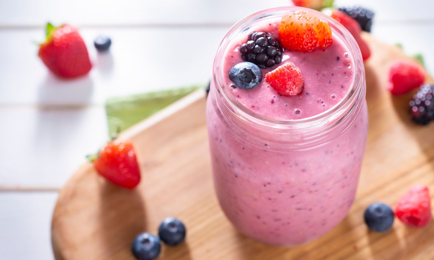 Mason jar full of berry smoothie